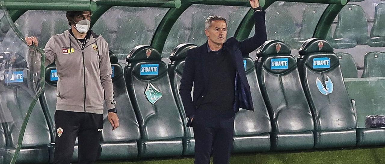 El entrenador del Elche, Fran Escribá, mira preocupado uno de los lances del partido de ayer, en el que un error motivó el gol rival.