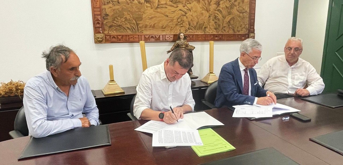 Fernández, esquerda, Mato, Barros e García no acto de sinatura da cesión.