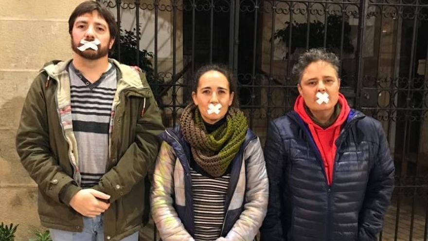 Los representantes de Compromís y EU con la boca tapada.