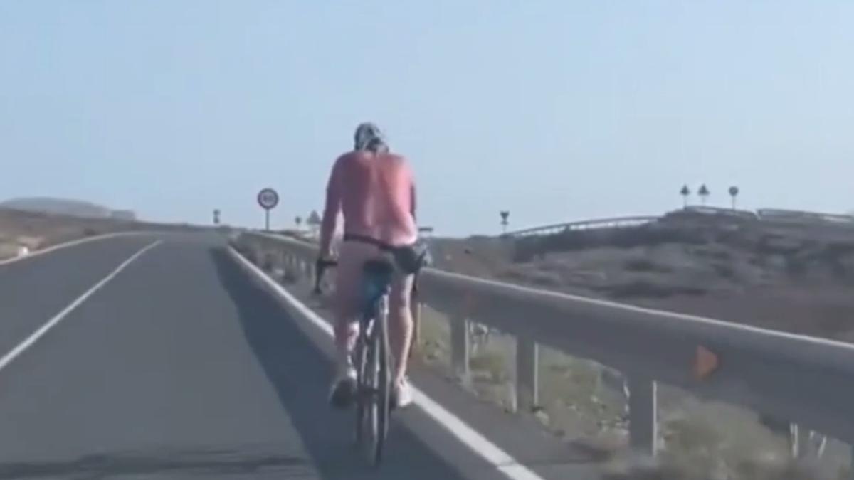 Un ciclista circula sin casco y sin ropa por una carretera de Canarias