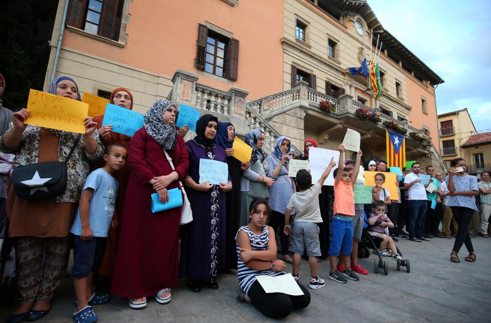 La comunitat musulmana de Ripoll torna a concentrar-se a les portes de l''Ajuntament per segon dia consecutiu