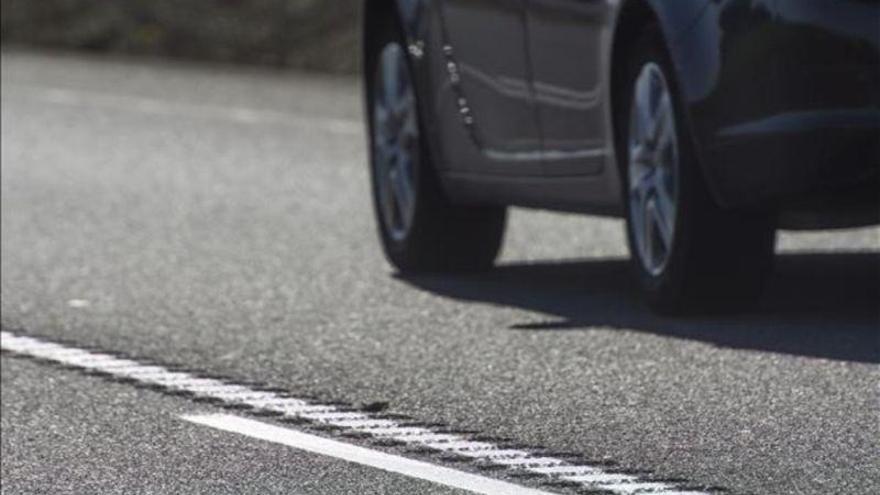 La DGT empieza a colocar bandas rugosas en las carreteras convencionales