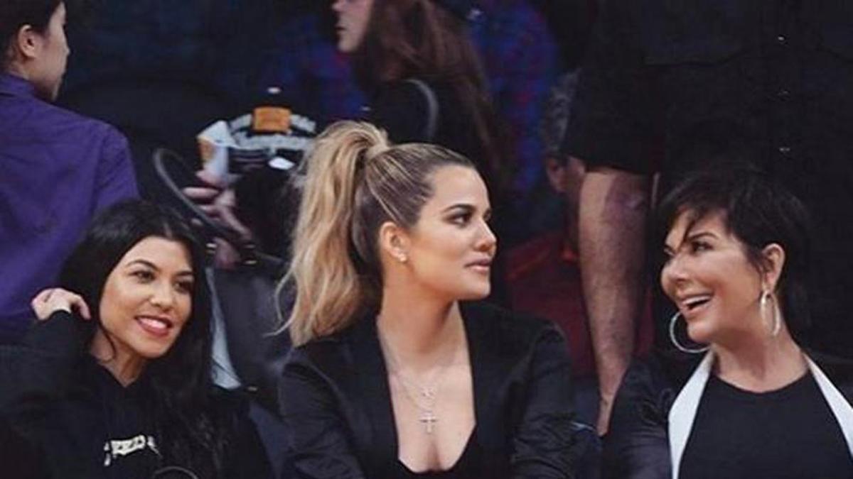 Khloé Kardashian con Kris Jenner y Kourtney Kardashian