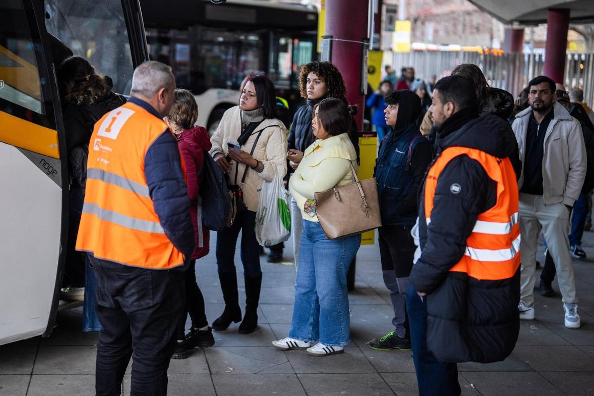 La estación de Fabra i Puig retoma la normalidad tras la reanudación del servicio de Rodalies