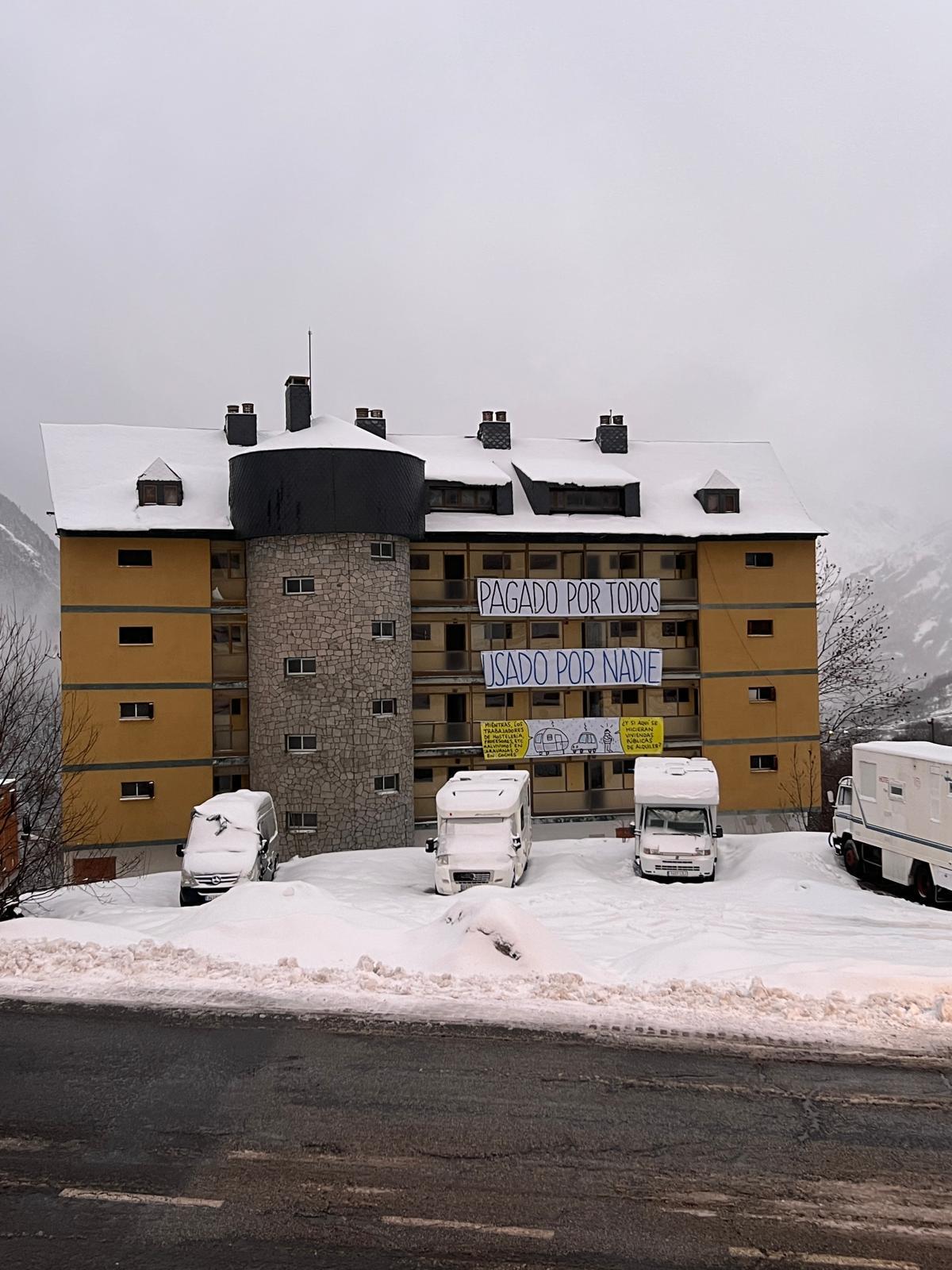 El antiguo cuartel de la Guardia Civil, junto a la carretera C-28, en Baqueira, cubierto de pancartas, este viernes.