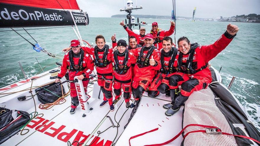 La tripulación del &#039;Mapfre&#039; festeja su récord en la Round de Britain Race. // Ugo Fonollá