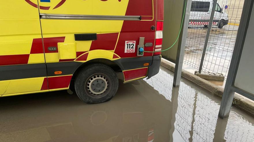 Una ambulancia del servicio de Salut, ayer en el aparcamiento inundado por las lluvias.