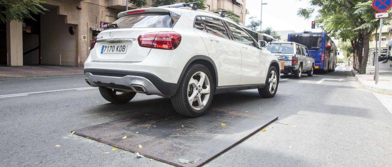 Un coche pasa sobre la placa metálica provocando el ruido que molesta a los vecinos.