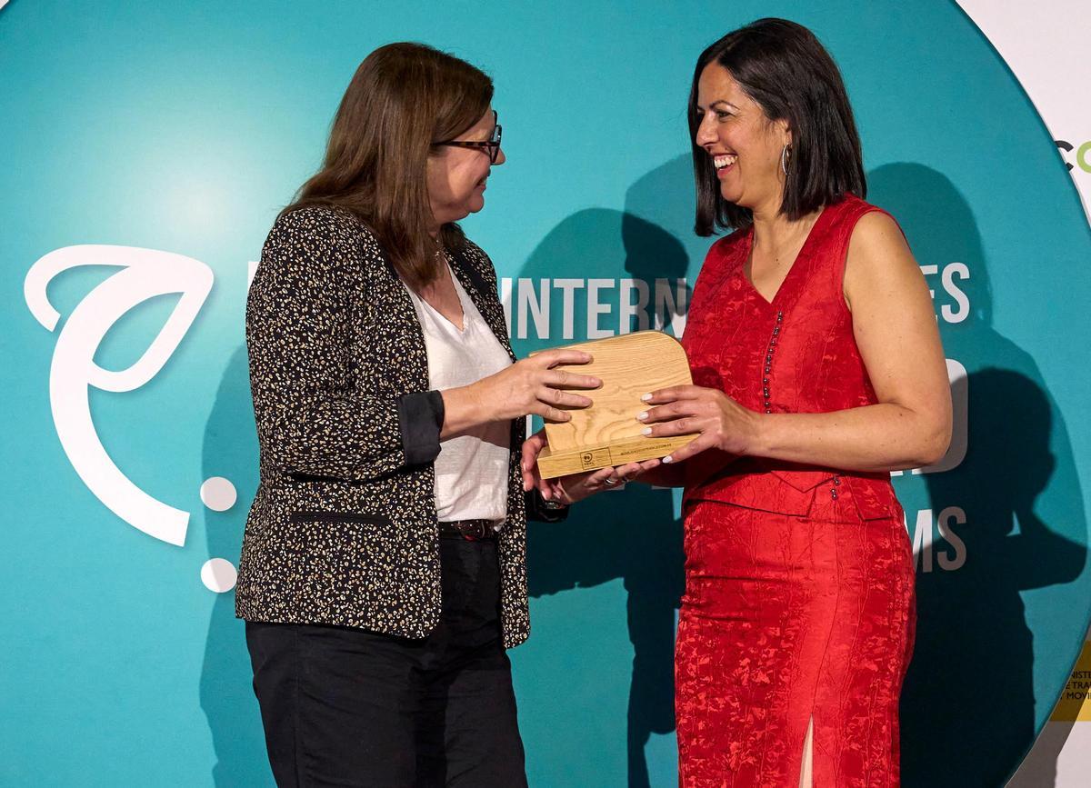 La alcaldesa de San Mateo, Davinia Falcón, recoge el premio en Madrid.