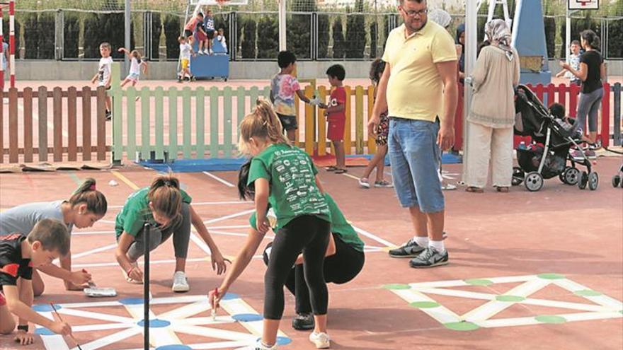 Padres y niños de Peñíscola ayudan a mejorar el colegio