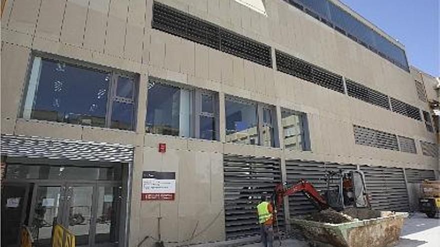 fachada. Los operarios ultimaban ayer las instalaciones del nuevo edificio del colegio público en Ciutat Vella.