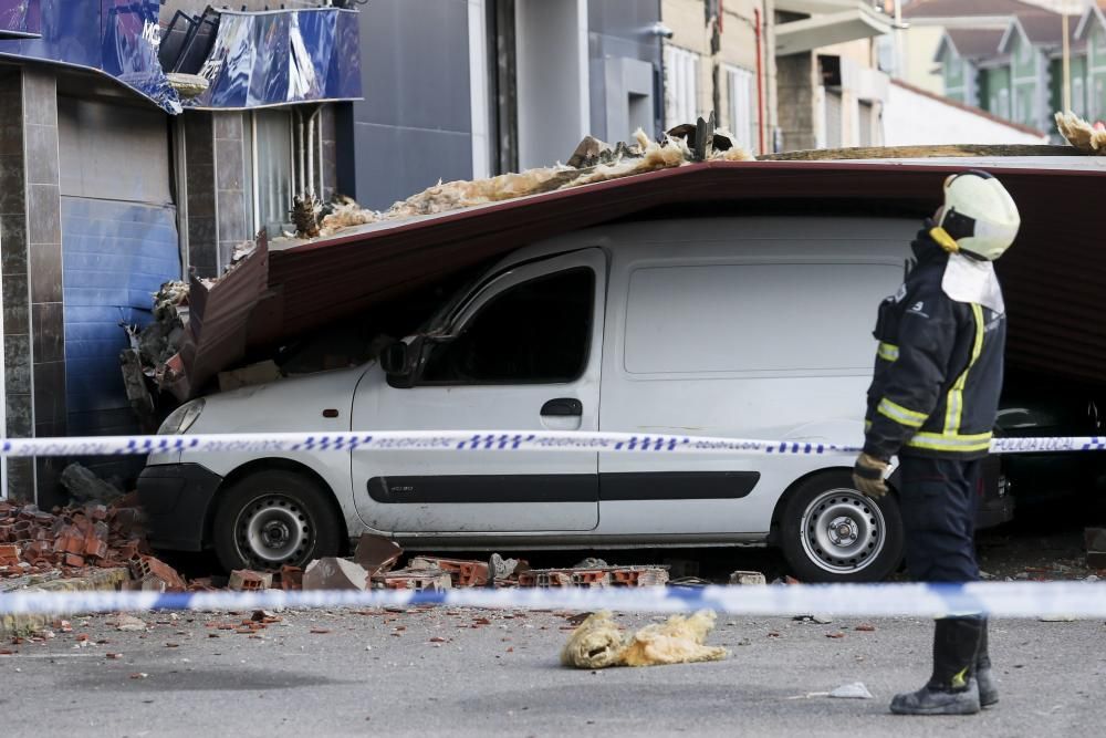 El viento derriba la cubierta de una nave en Avilés que aplasta media docena de coches