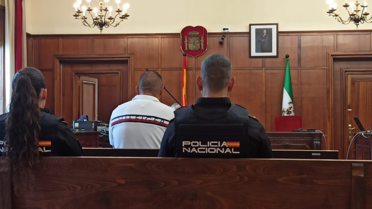 Imagen del acusado del asesinato del Polígono Sur antes de comenzar su comparecencia en el juicio en la Audiencia de Sevilla.