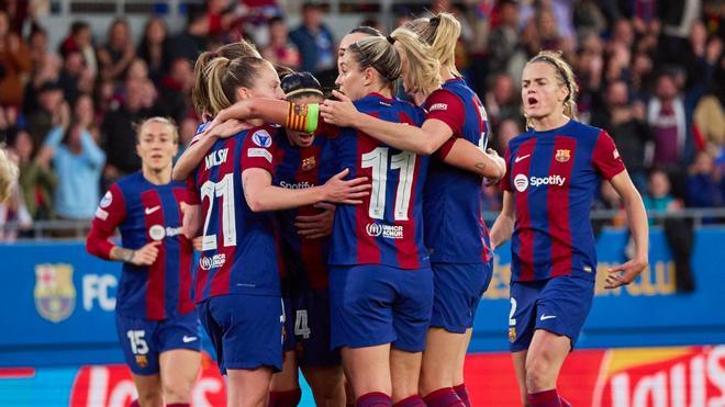 Las jugadoras del Barça celebrando el gol de Aitana ante el Brann