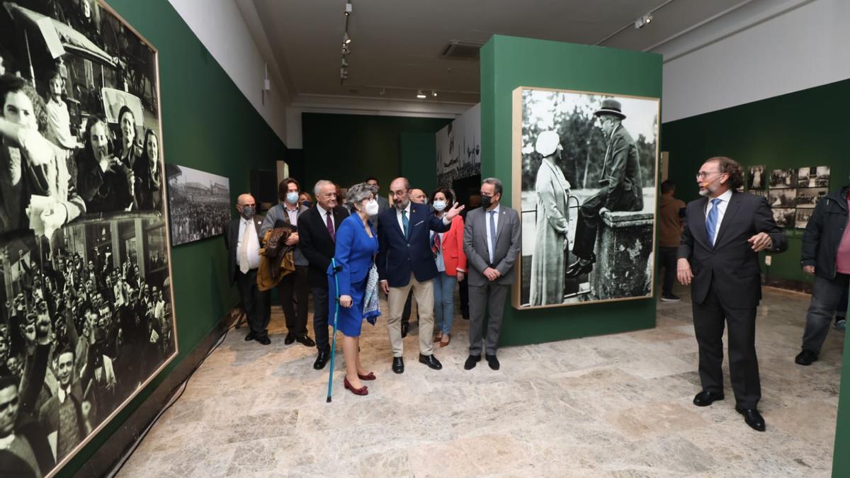 Lambán charla con la sobrina nieta de Azaña en la inauguración de la exposición.