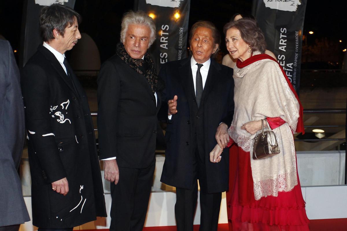 La noche en la que Valentino vistió Les Arts de alta costura con el estreno de 'La Traviata'