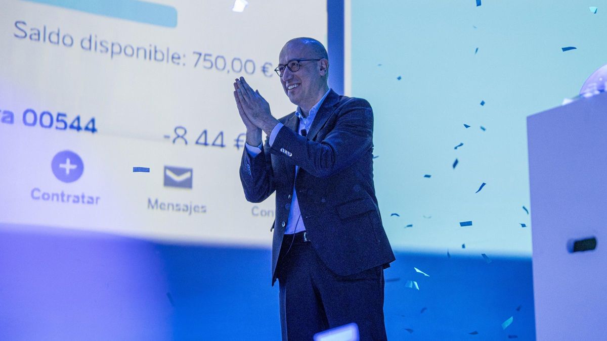El consejero delegado de BBVA, Onur Genç, presenta la nueva 'app' del banco, en el auditorio de Ciudad BBVA.