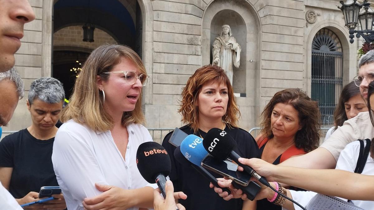 La portavoz de BComú, Janet Sanz, y de la ERC, Elisenda Alamany, en declaraciones a los periodistas.