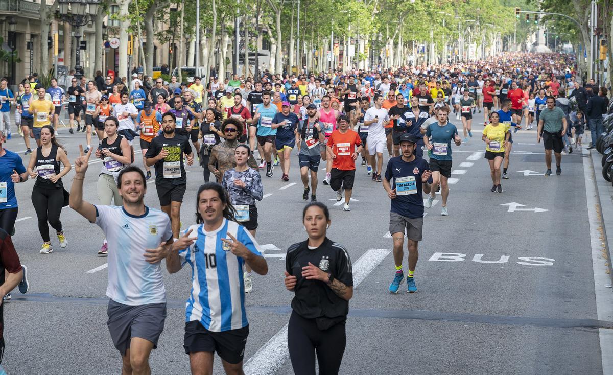 Los participantes descienden por el passeig de Gràcia durante la 44 edición de la Cursa de El Corte Inglés