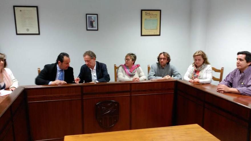 Momento de la firma del convenio, ayer en Sant Llorenç.