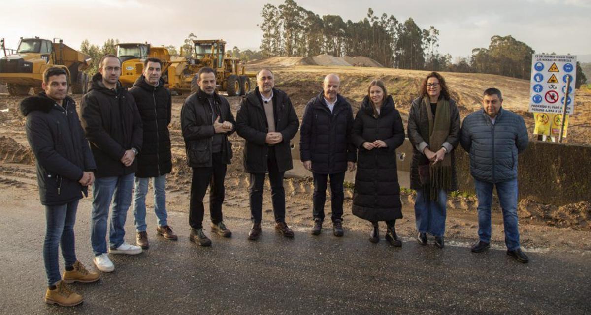 Comesaña y Rodríguez, junto a representantes del PP en la comarca. | D.P.