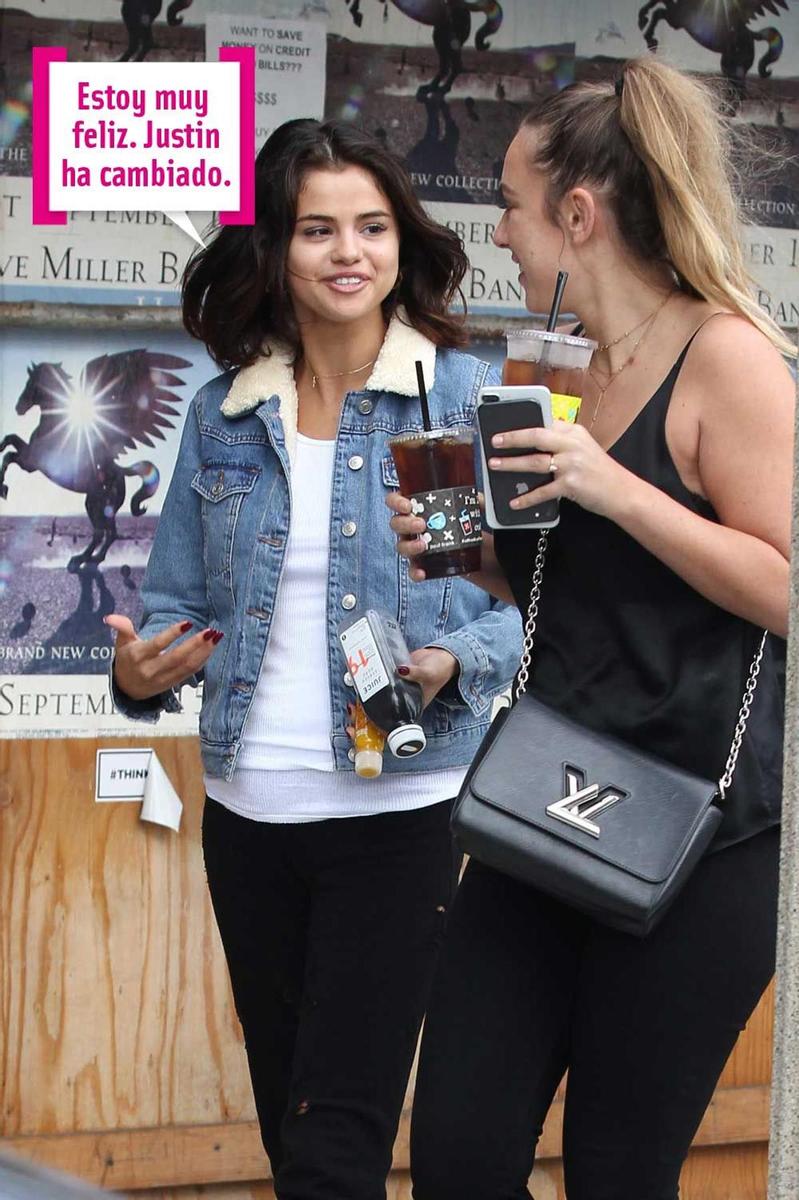 Selena Gomez comenta la jugada con una amiga