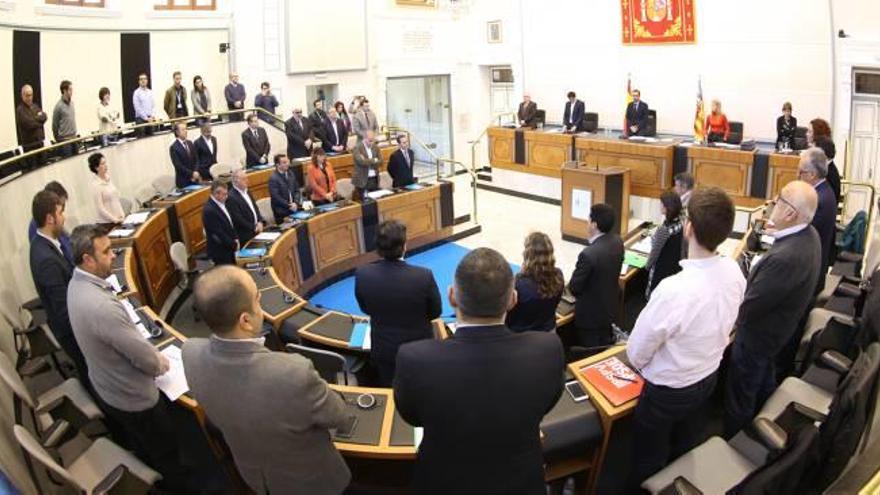 El pleno se inició ayer guardando un minuto de silencio por las últimas víctimas de violencia de género.