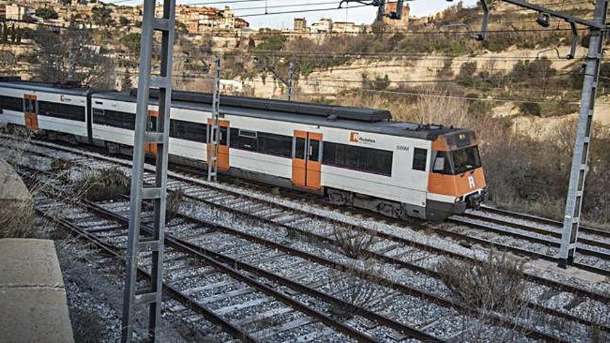 Un tren circulant per la línia R4 de Rodalies a la sortida de l&#039;estació de Manresa