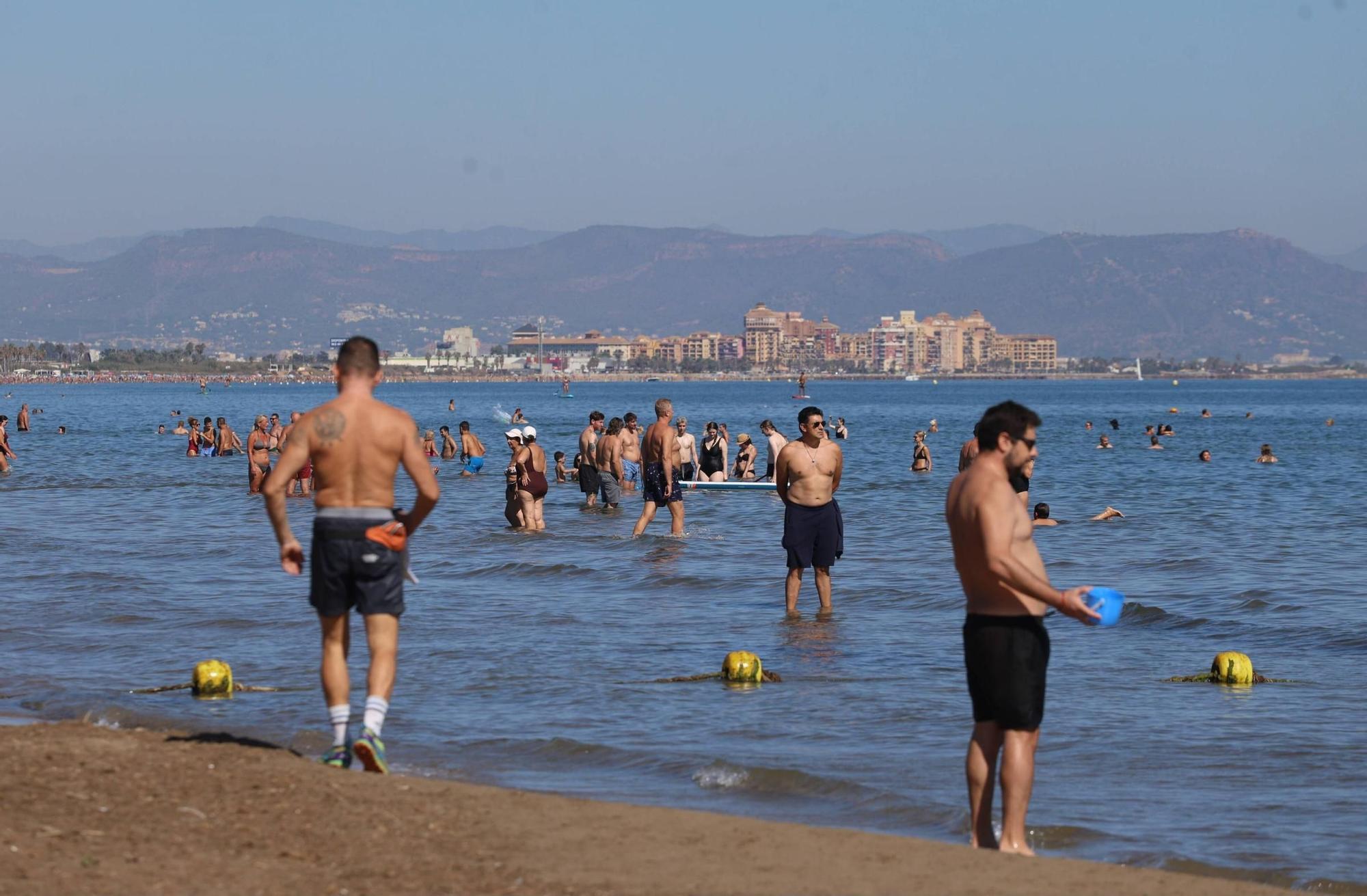 El buen tiempo llena la playa de la Malvarrosa en València