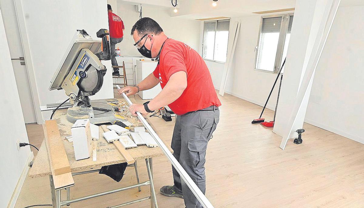 Profesionales de la empresa Fustecma, un referente en las reformas, en una obra en Castelló
