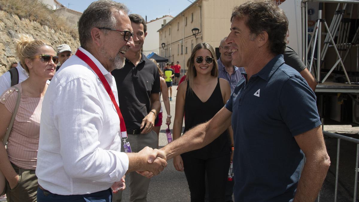 El presidente de la Diputación de Castellón, José Martí, junto a Pedro Delgado y a la diputada de Deportes, Tania Baños.