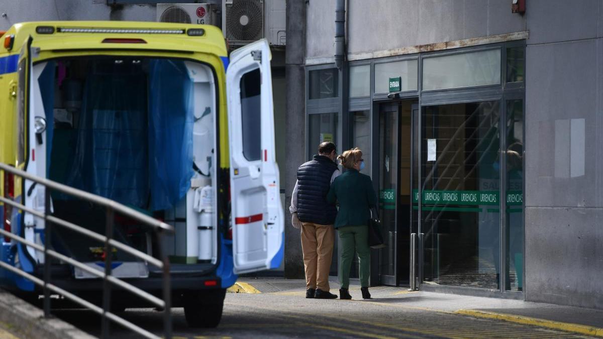 Pacientes en la puerta de Urgencias de Montecelo. // G. Santos