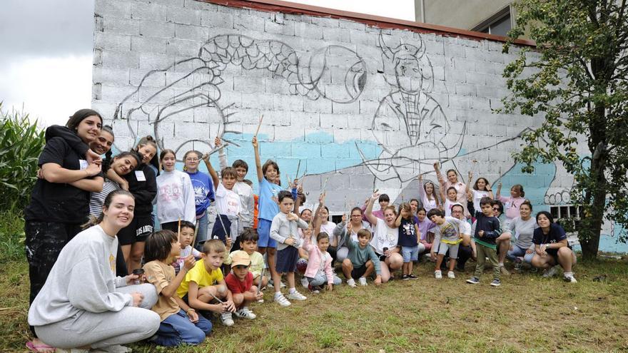 As monitoras e participantes no camoamento, diante do muro co cadro de Picasso.   | // BERNABÉ/JAVIER LALÍN