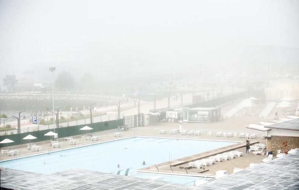 A Coruña, cubierta por la niebla