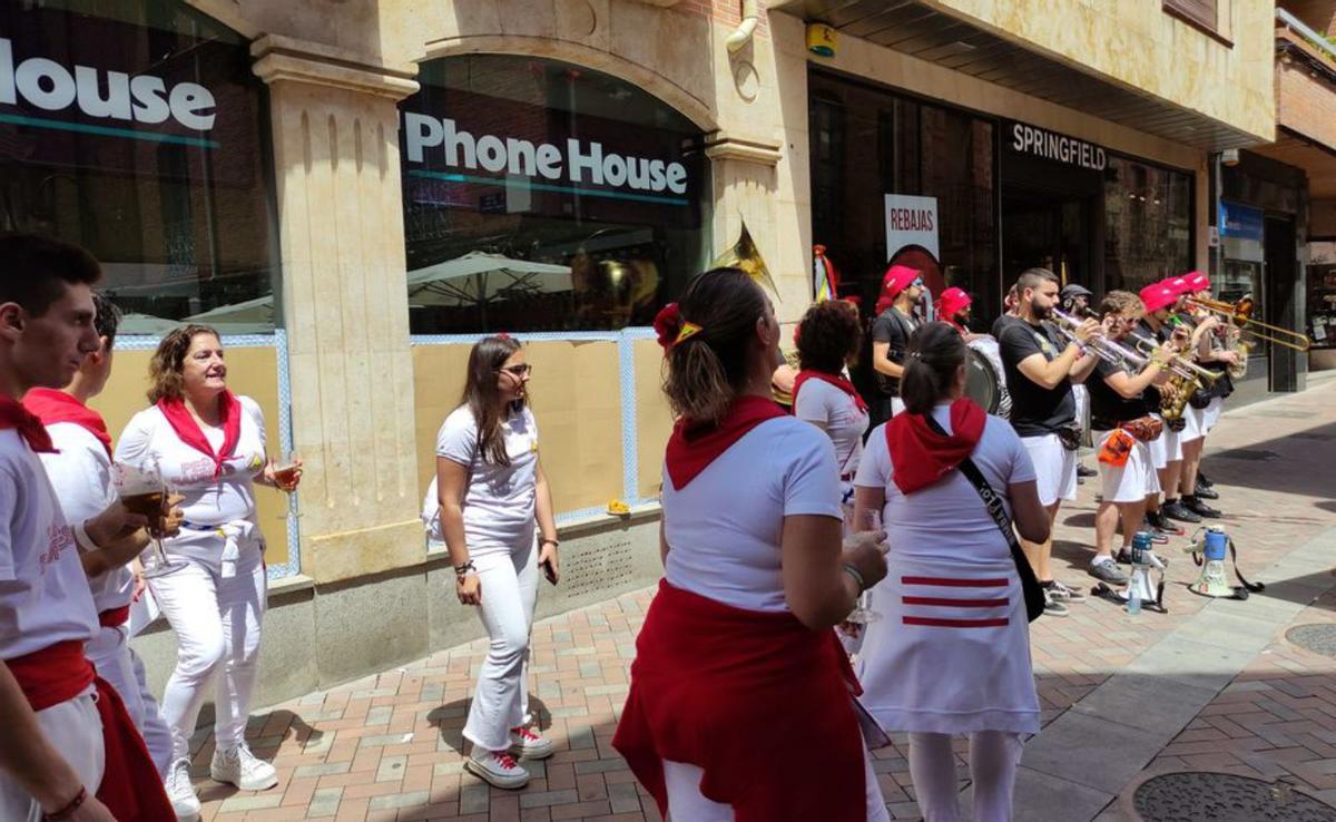 Pasacalles y ronda de vinos, todo a una