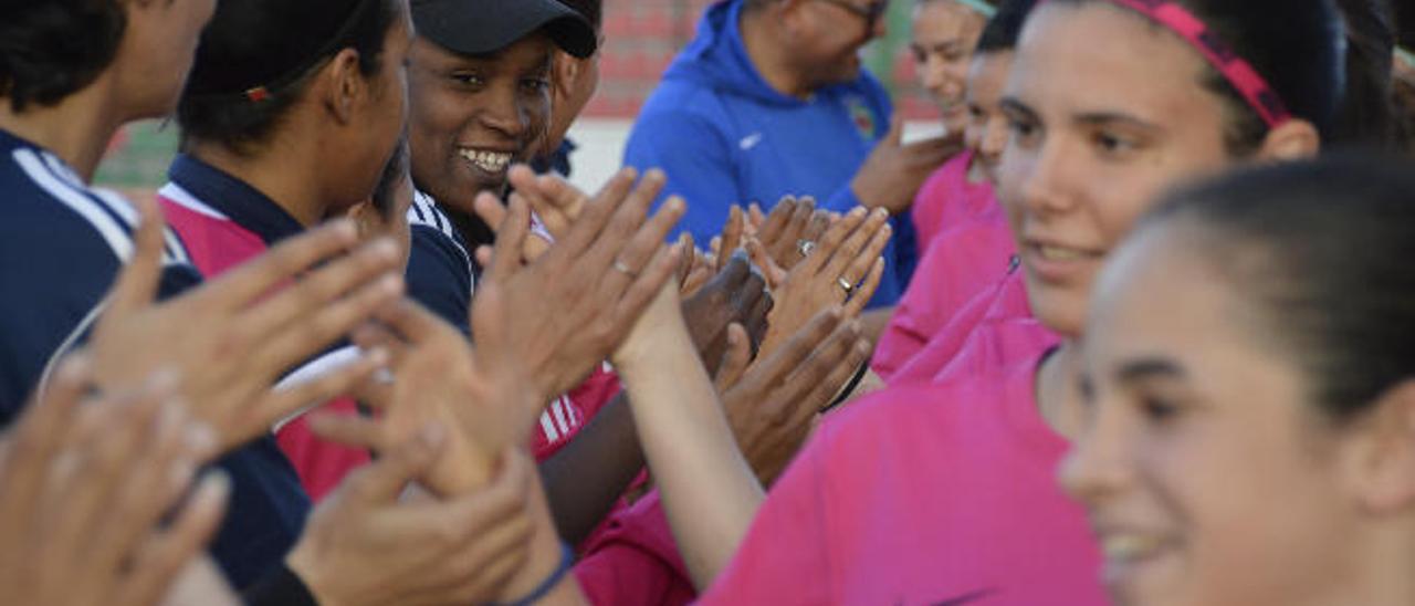 Las jugadoras del Electroline La Garita y del Club Municipal de El Aaiún se saludan antes del choque.