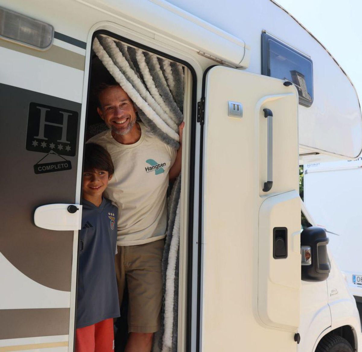 1.-Dos de las muchas furgonetas camperizadas que hay en los alrededores del Salinas Longboard Festival. 2.-Daniel Laguna, junto a su hijo Martín, en la puerta de su caravana. 3.-Ibo Espinoza, a los mandos de su furgoneta «vintage», mientras su amigo Juan Carlos Sales posa en el exterior del vehículo. 4.-Alberto Navío preparándose en su furgón antes de acercarse a la playa para empezar las clases con los alumnos de la escuela de surf en la que trabaja.  | MARIO CANTELI