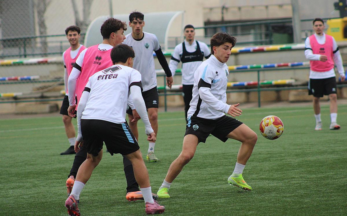 Guillem Terma, mediocentro del filial albinegro en un entrenamiento de esta semana.