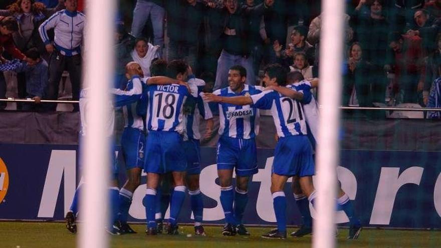 Los deportivistas se abrazan tras un gol al Milan en 2004.