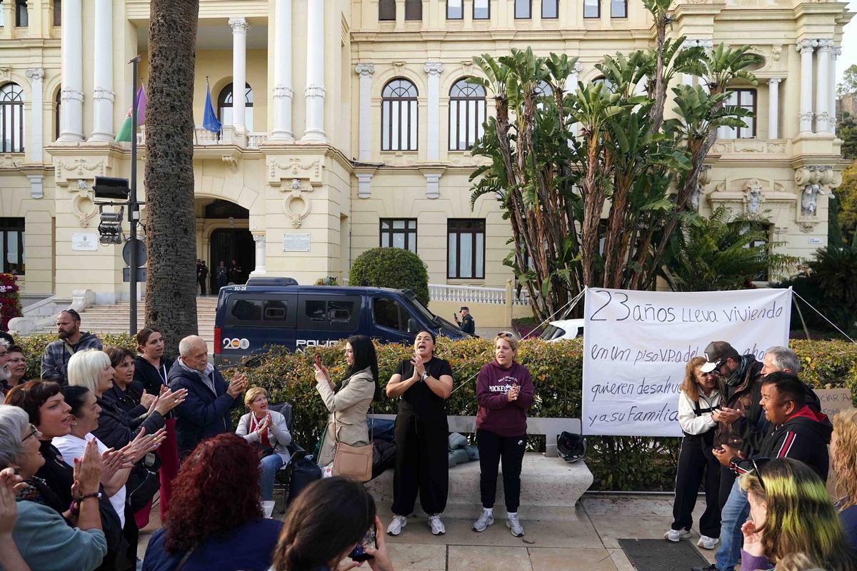 Vecinos y colectivos acompañaron al matrimonio de Hacienda Cabello en su protesta delante del Ayuntamiento.