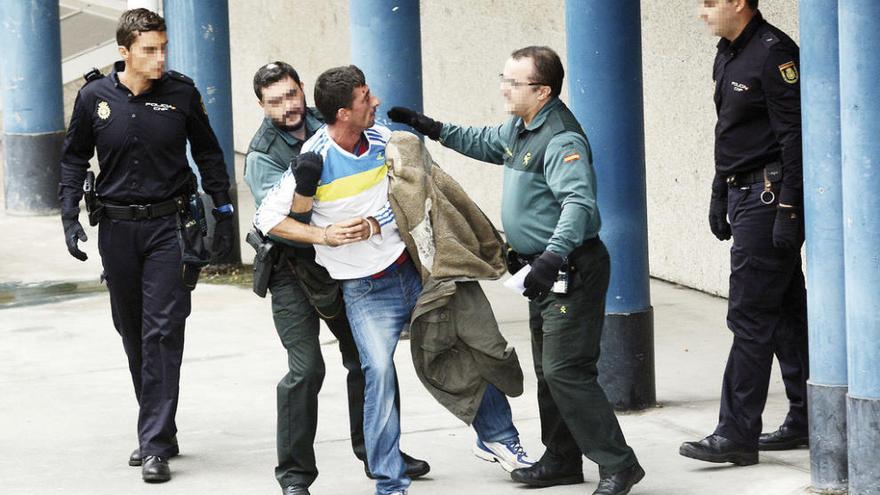 Felipe S.D. forcejea con los agentes tras su detención en 2013. // R.V.
