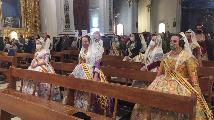 Falleras en el templo.