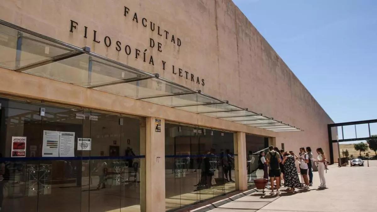 Entrada de la Facultad de Filosofía y Letras de la UEx, en Cáceres.