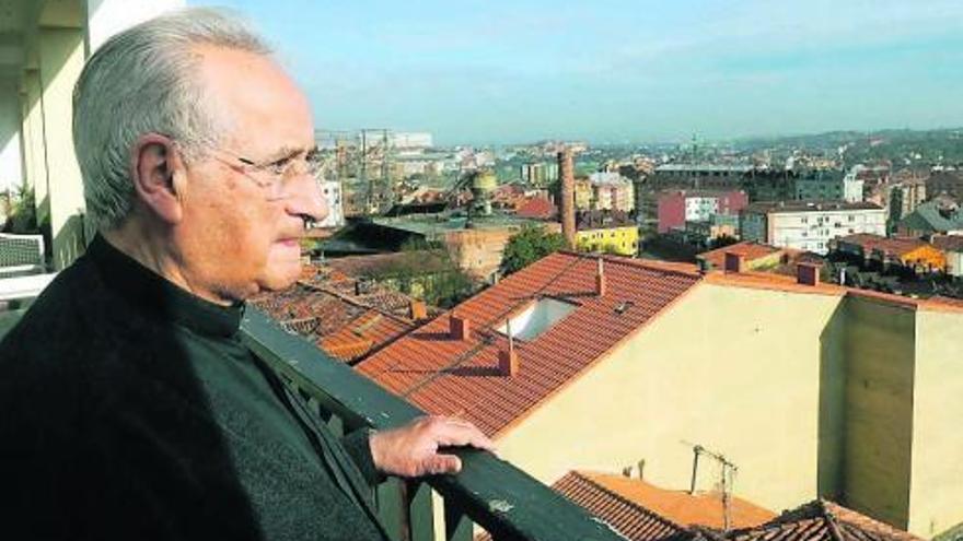 Gumersindo Moro, «mirando a Lieres» desde la Casa Sacerdotal de Oviedo. A la derecha, los dos castilletes conservados del pozo Siero y el monolito que recuerda a los trabajadores. | nacho orejas