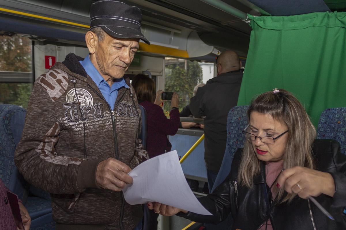 Luhansk (Ukraine), 23/09/2022.- Voters at a mobile polling station in the village of Krasny Yar, Luhansk region, Ukraine, 23 September 2022. From September 23 to 27, residents of the Donetsk People’s Republic, Luhansk People’s Republic, Kherson and Zaporizhzhia regions will vote in a referendum on joining the Russian Federation. Russian President Vladimir Putin said that the Russian Federation will ensure security at referendums in the DPR, LPR, Zaporizhzhia and Kherson regions and support their results. (Rusia, Ucrania) EFE/EPA/STRINGER