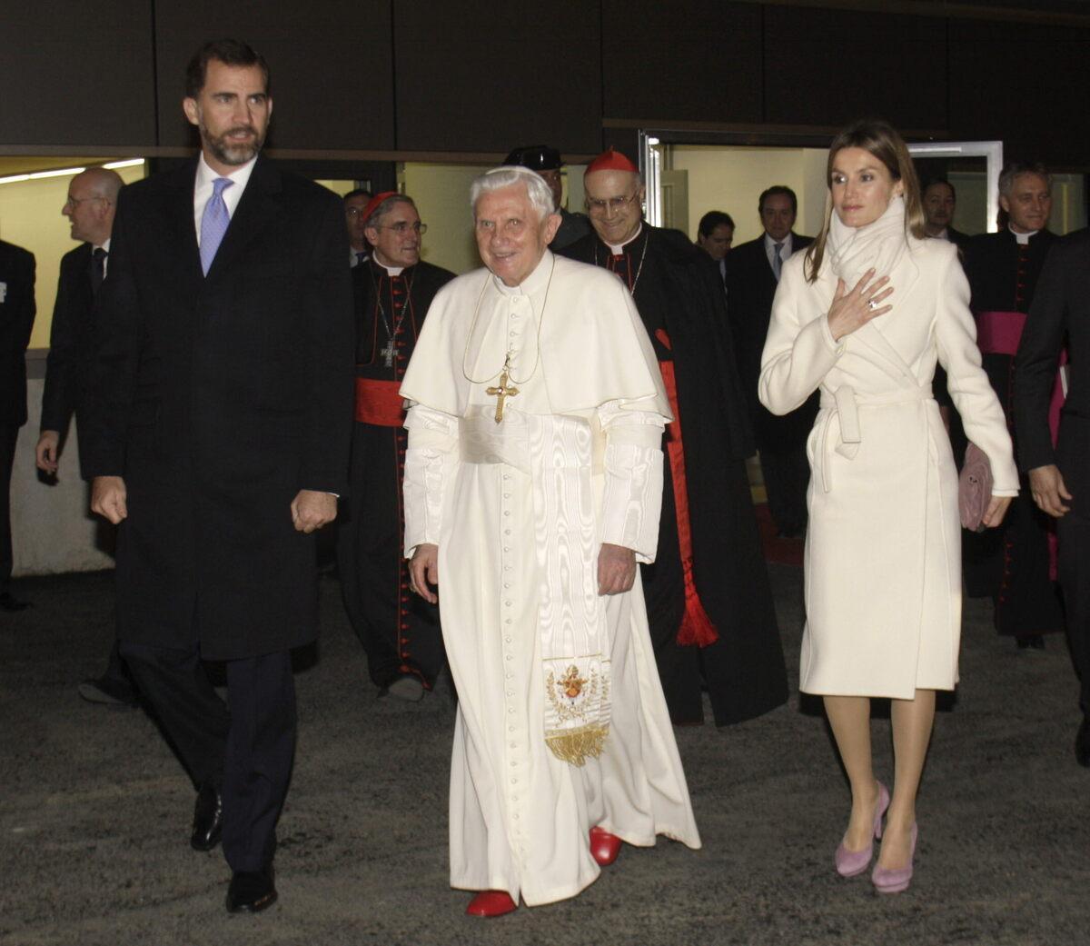 Benedicto XVI junto a los entonces príncipes Felipe y Letizia