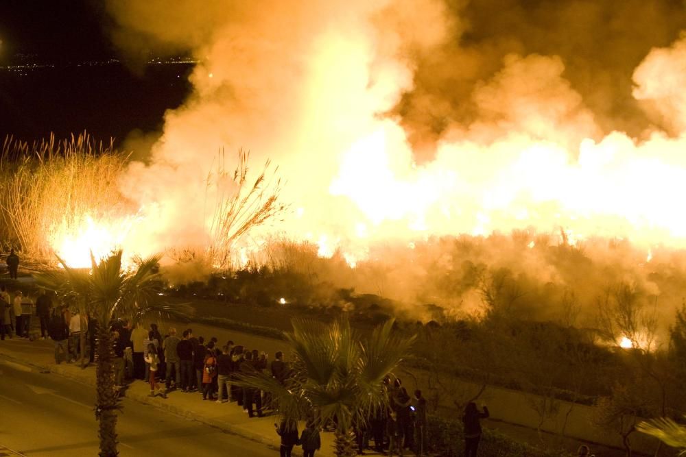 Un incendio obliga a desalojar el camping de Almenara