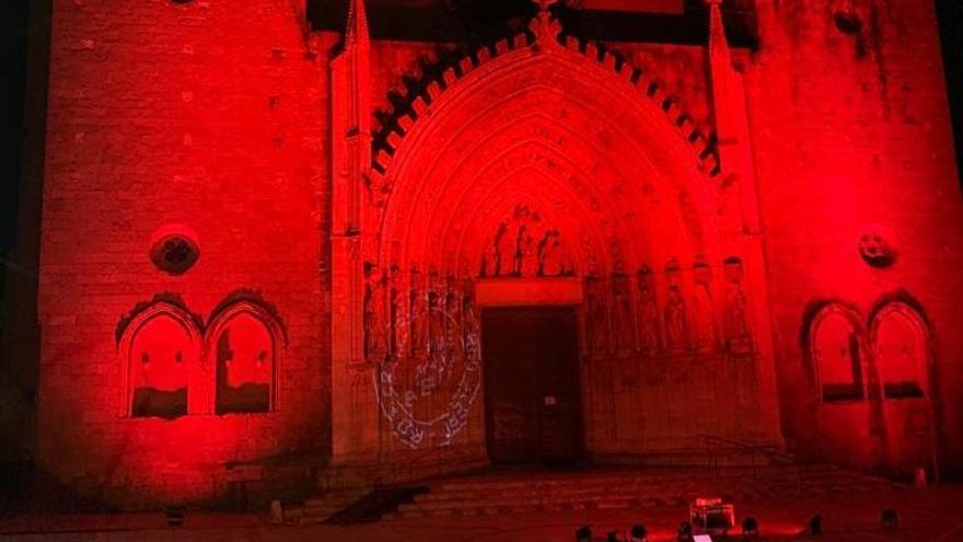 La catedral de Castelló d&#039;Empúries tenyida de vermell.