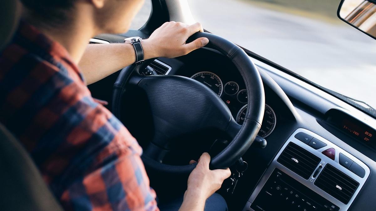 Un joven al volante