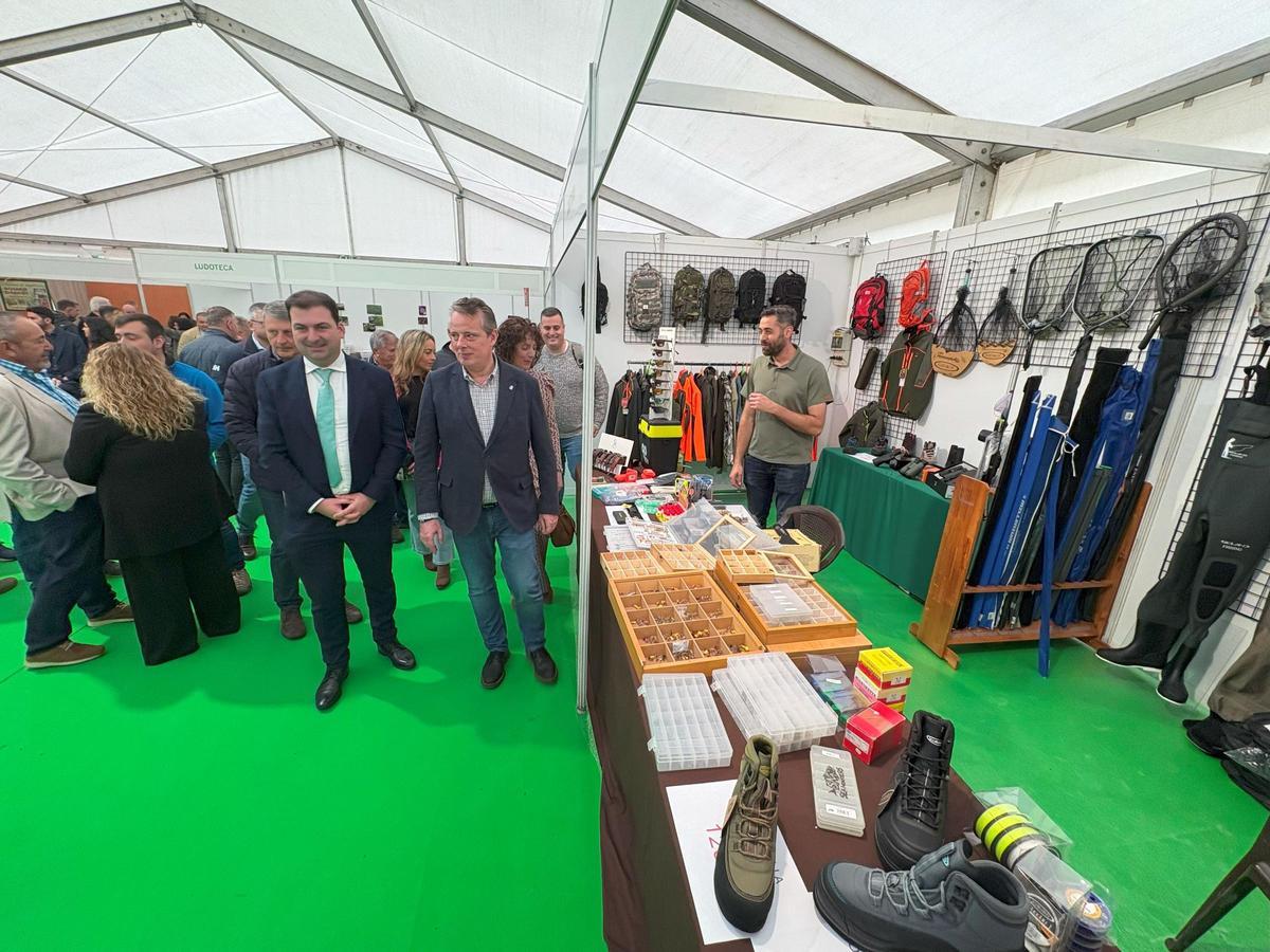 Sergio Hidalgo y Marcelino Marcos visitan la feria.